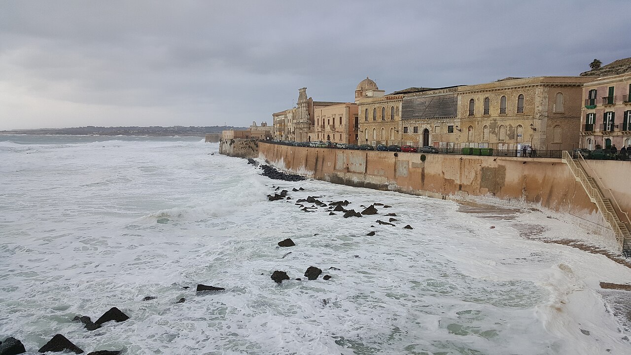 Syracuse Ortigia foamy sea