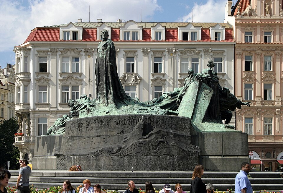 Prague hus statue