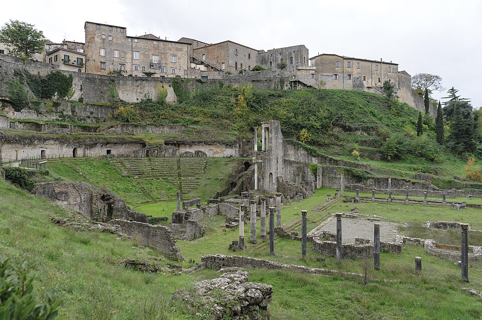 Mura teatro Romano Volterrra